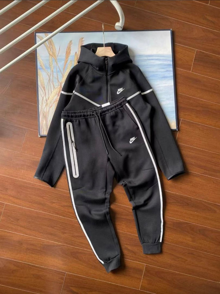 NIKE TECH FLEECE “BLACK/WHITE”