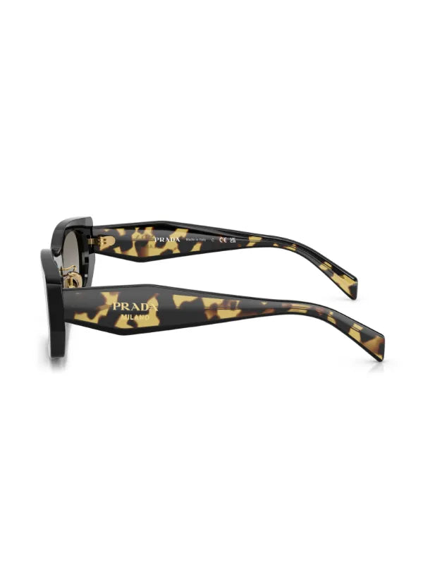 Prada Eyewear
geometric-frame sunglasses